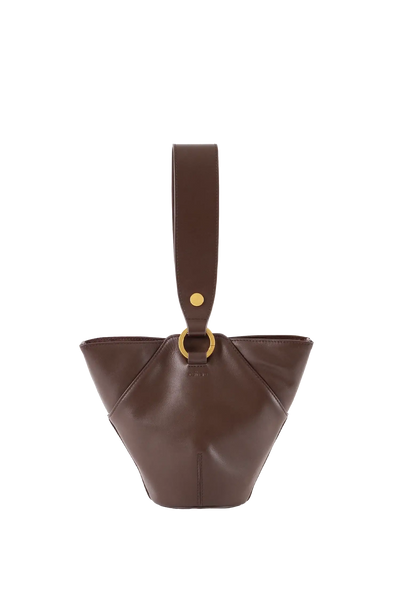 Bolsa de ombro em couro legítimo na cor marrom claro com fechamento seguro e alça ajustável confortável, design sofisticado e funcional ideal para o dia a dia.