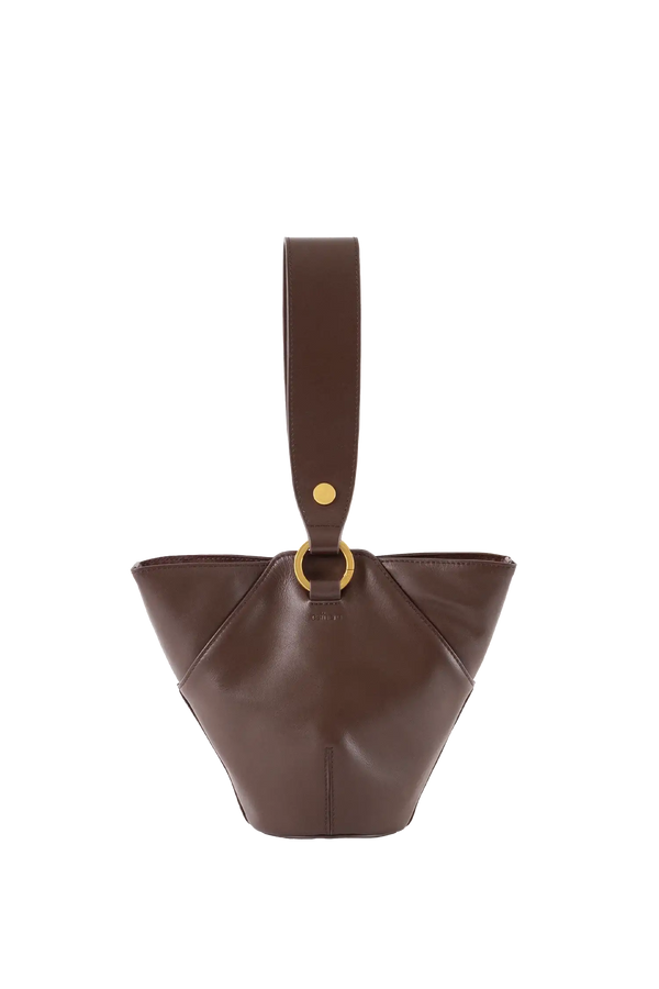 Bolsa de ombro em couro legítimo na cor marrom claro com fechamento seguro e alça ajustável confortável, design sofisticado e funcional ideal para o dia a dia.
