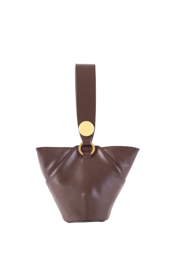Bolsa de ombro em couro legítimo na cor marrom claro com fechamento seguro e alça ajustável confortável, design sofisticado e funcional ideal para o dia a dia.