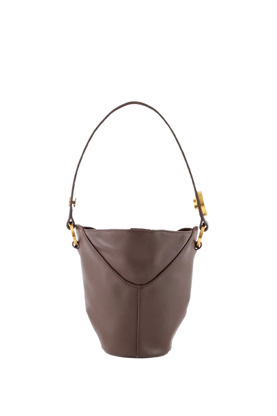 Bolsa de ombro em couro legítimo na cor marrom claro com fechamento seguro e alça ajustável confortável, design sofisticado e funcional ideal para o dia a dia.