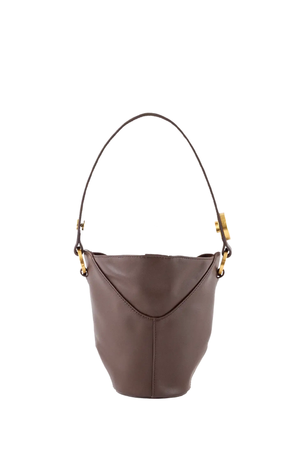 Bolsa de ombro em couro legítimo na cor marrom claro com fechamento seguro e alça ajustável confortável, design sofisticado e funcional ideal para o dia a dia.