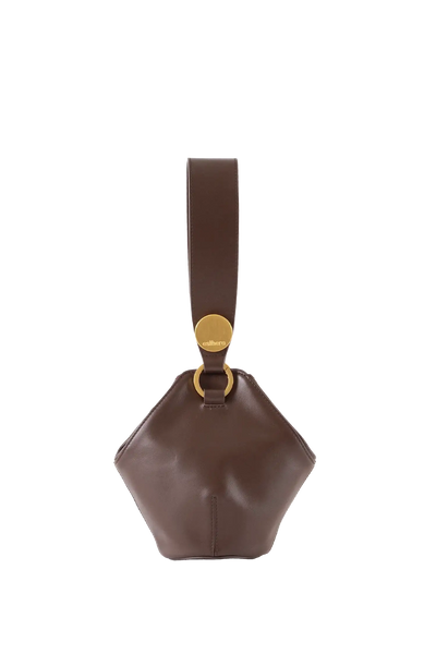 Bolsa de ombro em couro legítimo na cor marrom claro com fechamento seguro e alça ajustável confortável, design sofisticado e funcional ideal para o dia a dia.