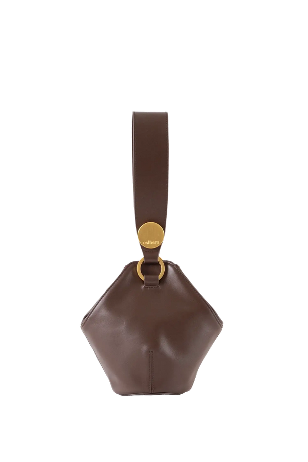 Bolsa de ombro em couro legítimo na cor marrom claro com fechamento seguro e alça ajustável confortável, design sofisticado e funcional ideal para o dia a dia.