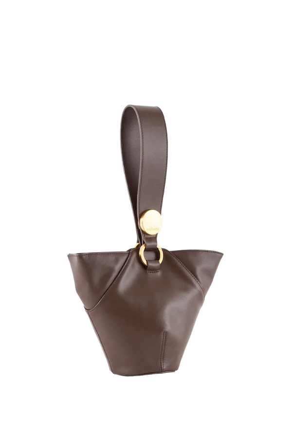 Bolsa de ombro em couro legítimo na cor marrom claro com fechamento seguro e alça ajustável confortável, design sofisticado e funcional ideal para o dia a dia.