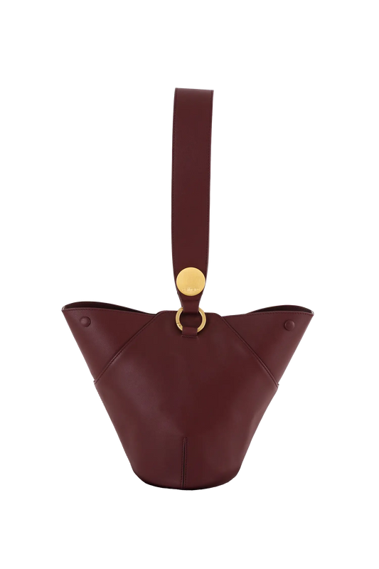 Bolsa em couro legítimo na cor burgundy com fechamento seguro e alça ajustável confortável, design sofisticado e funcional ideal para o dia a dia.