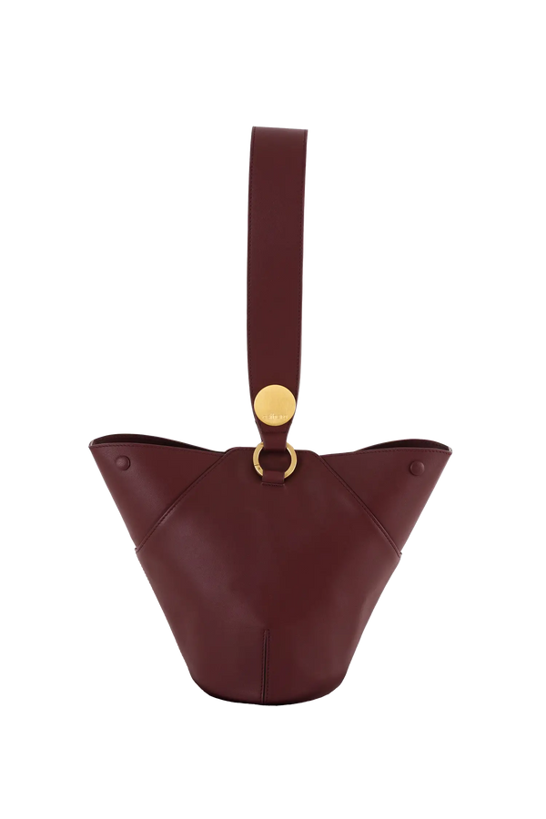 Bolsa em couro legítimo na cor burgundy com fechamento seguro e alça ajustável confortável, design sofisticado e funcional ideal para o dia a dia.