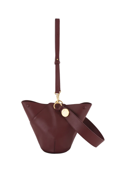 Bolsa em couro legítimo na cor burgundy com fechamento seguro e alça ajustável confortável, design sofisticado e funcional ideal para o dia a dia.