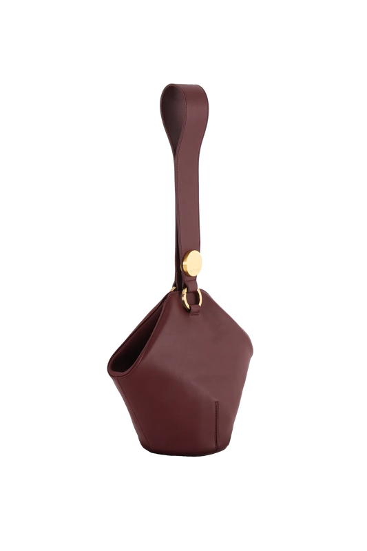 Bolsa em couro legítimo na cor burgundy com fechamento seguro e alça ajustável confortável, design sofisticado e funcional ideal para o dia a dia.
