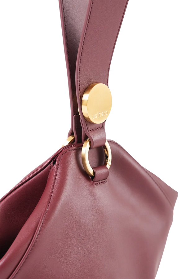 Bolsa em couro legítimo na cor burgundy com fechamento seguro e alça ajustável confortável, design sofisticado e funcional ideal para o dia a dia.