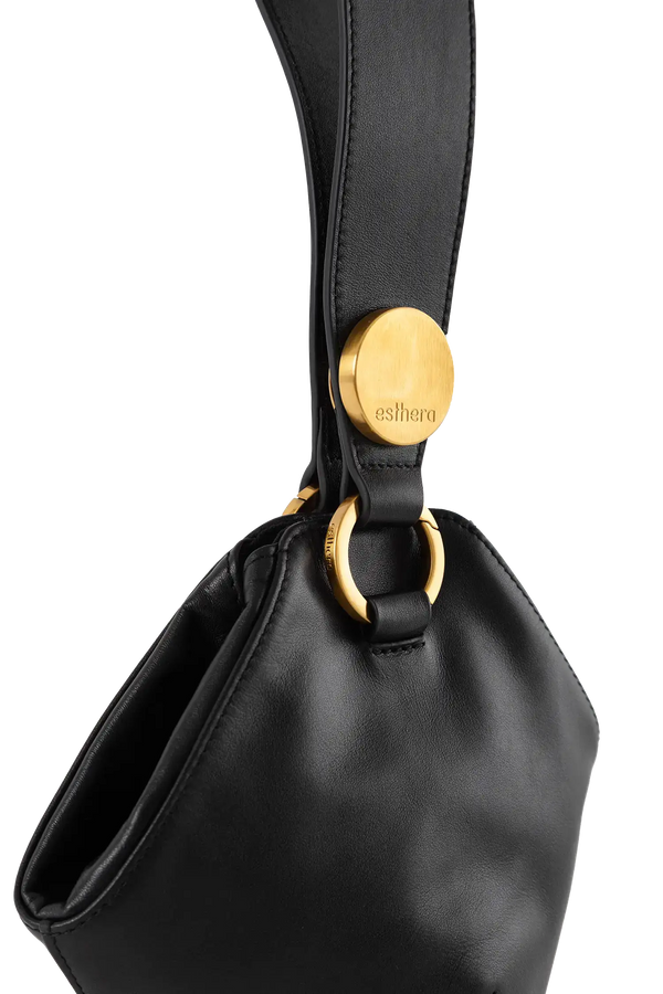 Bolsa de ombro em couro legítimo na cor preta com fechamento seguro e alça ajustável confortável, design sofisticado e funcional ideal para o dia a dia.
