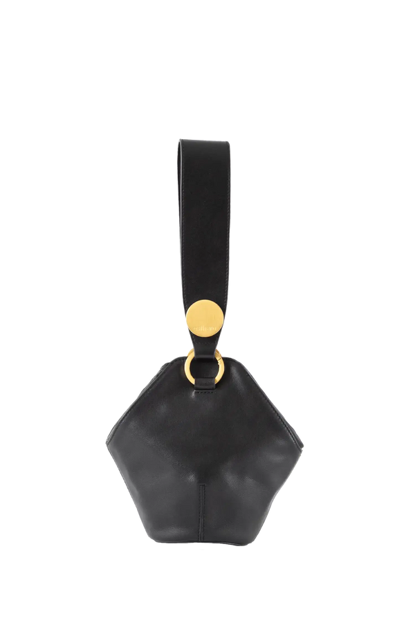Bolsa de ombro em couro legítimo na cor preta com fechamento seguro e alça ajustável confortável, design sofisticado e funcional ideal para o dia a dia.
