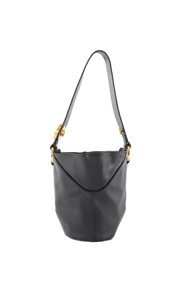 Bolsa de ombro em couro legítimo na cor preta com fechamento seguro e alça ajustável confortável, design sofisticado e funcional ideal para o dia a dia.