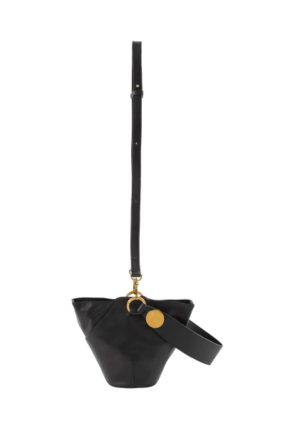 Bolsa de ombro em couro legítimo na cor preta com fechamento seguro e alça ajustável confortável, design sofisticado e funcional ideal para o dia a dia.