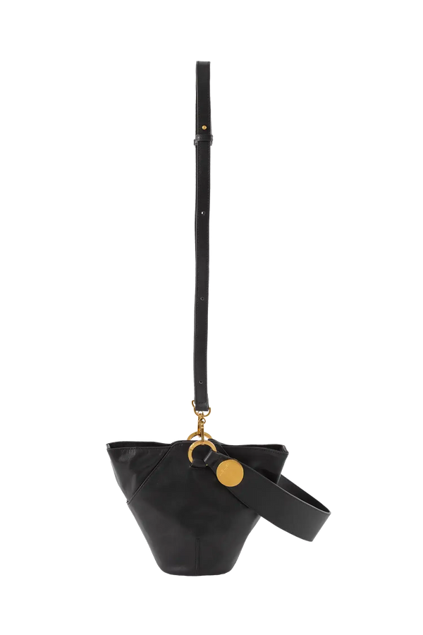 Bolsa de ombro em couro legítimo na cor preta com fechamento seguro e alça ajustável confortável, design sofisticado e funcional ideal para o dia a dia.