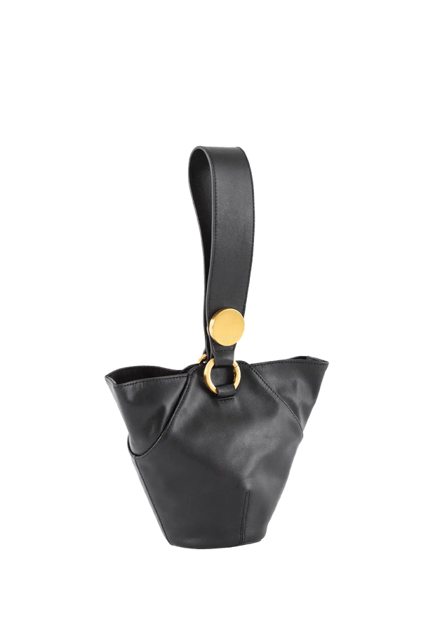 Bolsa de ombro em couro legítimo na cor preta com fechamento seguro e alça ajustável confortável, design sofisticado e funcional ideal para o dia a dia.