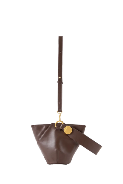 Bolsa de ombro em couro legítimo na cor marrom claro com fechamento seguro e alça ajustável confortável, design sofisticado e funcional ideal para o dia a dia.