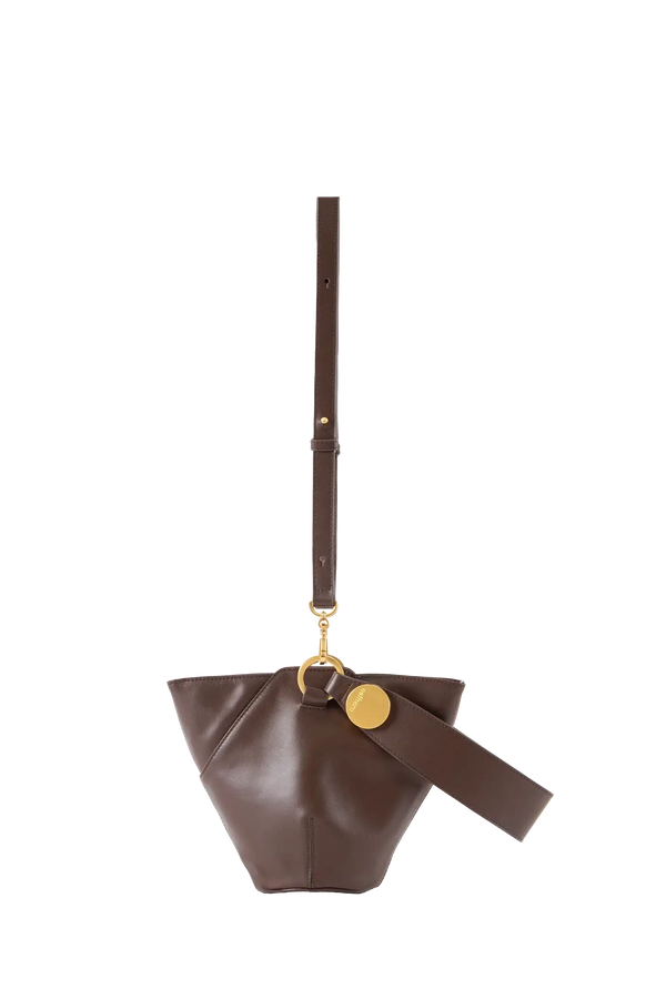 Bolsa de ombro em couro legítimo na cor marrom claro com fechamento seguro e alça ajustável confortável, design sofisticado e funcional ideal para o dia a dia.