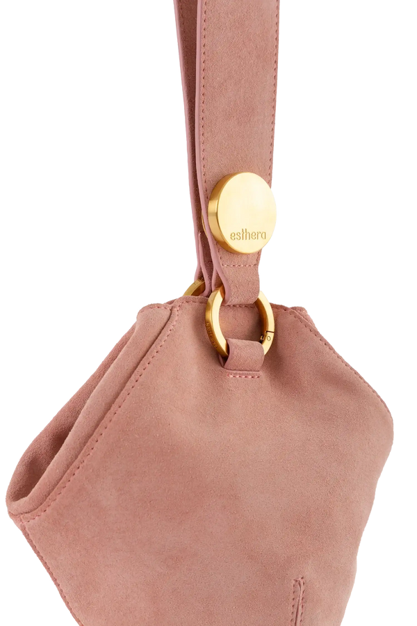 Bolsa de ombro em camurça na cor com tom elegante com fechamento seguro e alça ajustável confortável, design sofisticado e funcional ideal para o dia a dia.