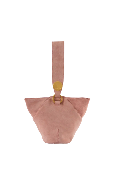 Bolsa de ombro em camurça na cor com tom elegante com fechamento seguro e alça ajustável confortável, design sofisticado e funcional ideal para o dia a dia.