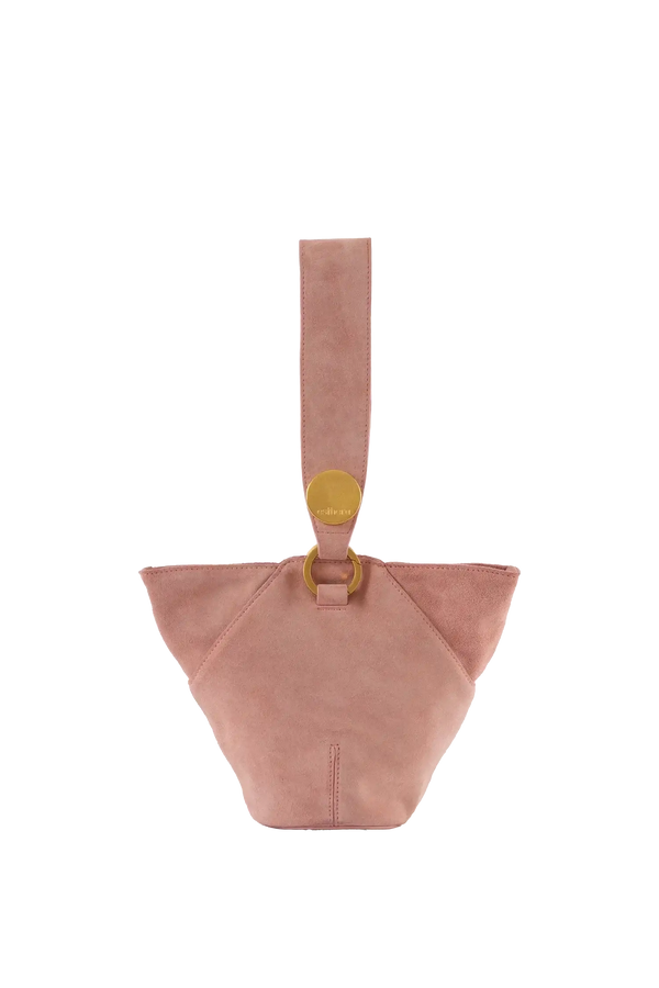 Bolsa de ombro em camurça na cor com tom elegante com fechamento seguro e alça ajustável confortável, design sofisticado e funcional ideal para o dia a dia.