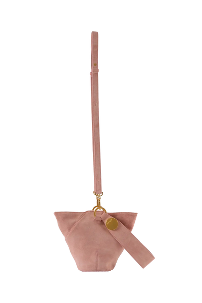 Bolsa de ombro em camurça na cor com tom elegante com fechamento seguro e alça ajustável confortável, design sofisticado e funcional ideal para o dia a dia.