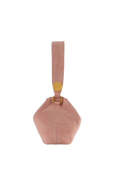 Bolsa de ombro em camurça na cor com tom elegante com fechamento seguro e alça ajustável confortável, design sofisticado e funcional ideal para o dia a dia.