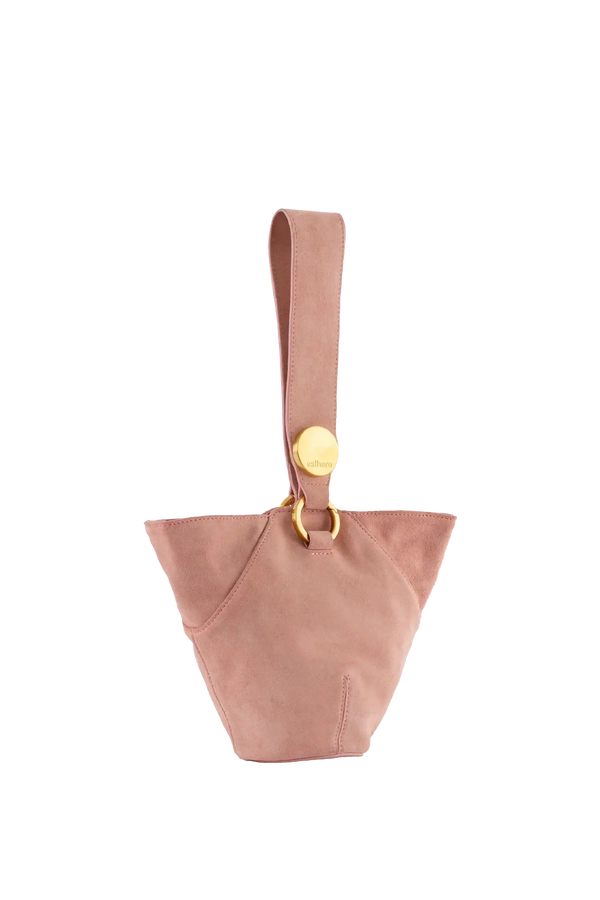 Bolsa de ombro em camurça na cor com tom elegante com fechamento seguro e alça ajustável confortável, design sofisticado e funcional ideal para o dia a dia.