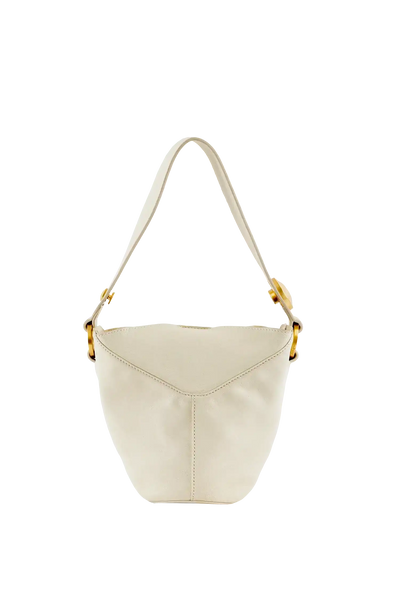 Bolsa branca com alça longa e detalhes dourados, design sofisticado e funcional para uso diário.