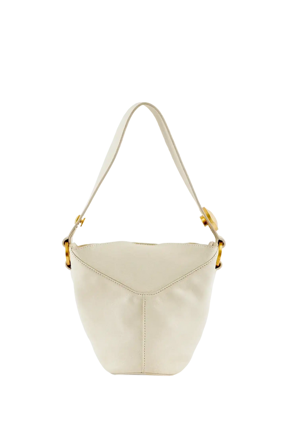 Bolsa branca com alça longa e detalhes dourados, design sofisticado e funcional para uso diário.