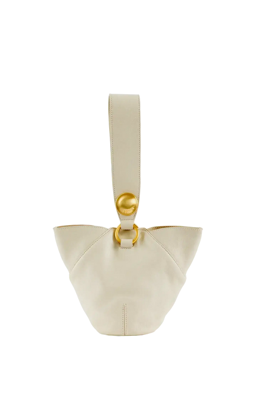 Bolsa de couro bege com alça larga e detalhe dourado, design moderno e sofisticado para uso diário.