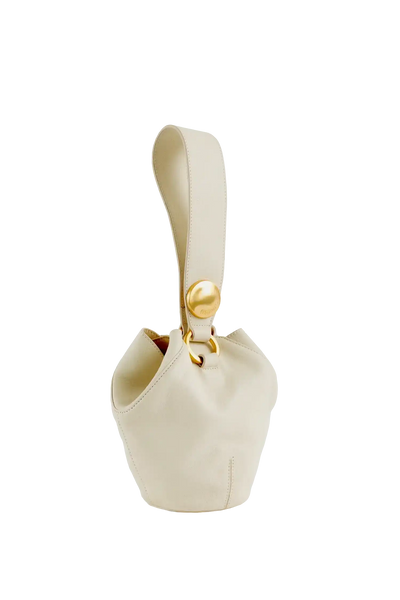 Bolsa bucket bag bege com alça larga e detalhe dourado, design sofisticado e funcional para uso diário.