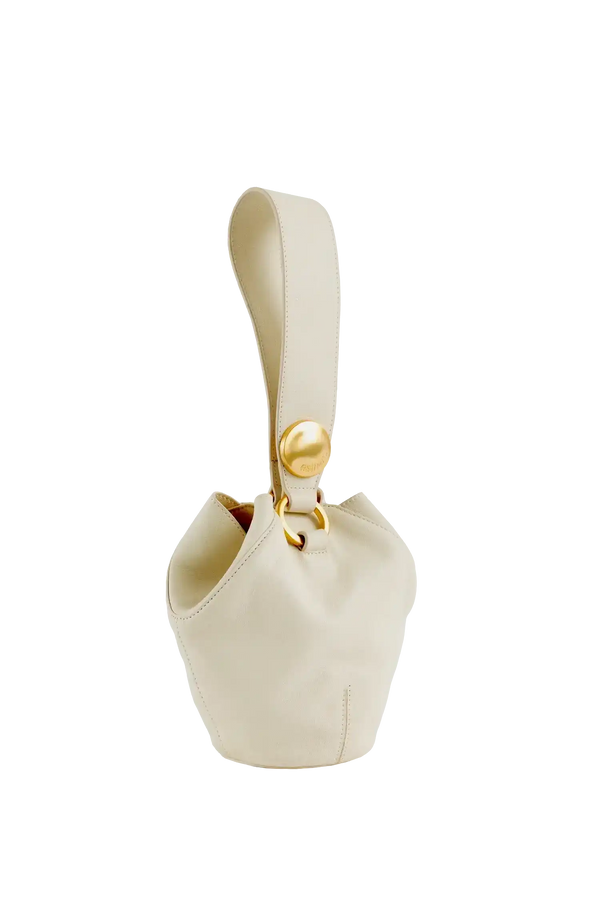 Bolsa bucket bag bege com alça larga e detalhe dourado, design sofisticado e funcional para uso diário.