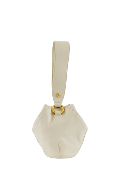 Bolsa bucket branca com alça larga e detalhes dourados, design sofisticado e funcional