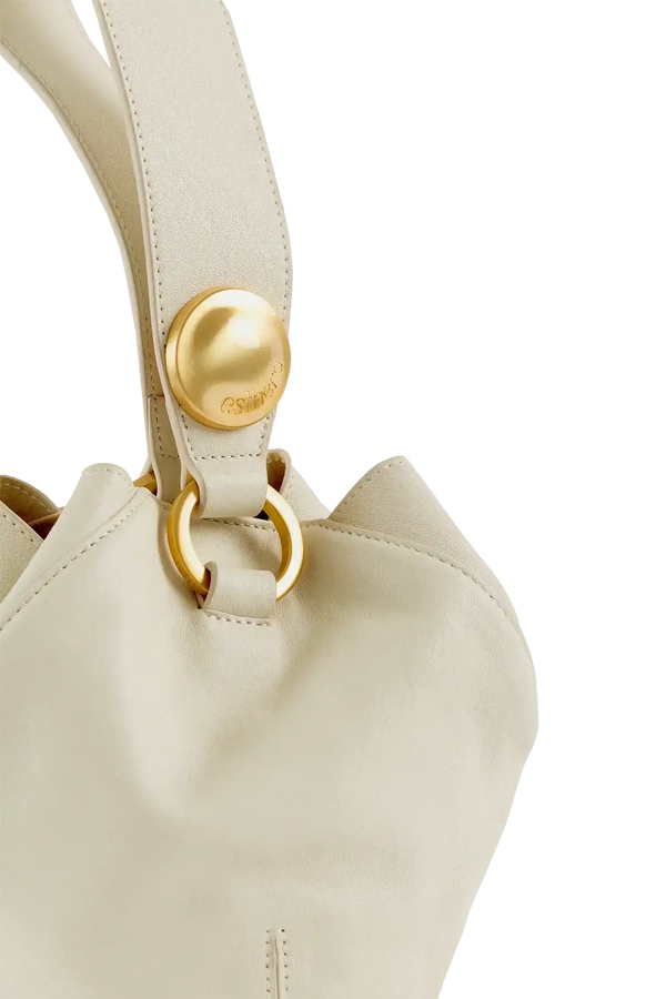Bolsa branca com detalhes dourados e design sofisticado, ideal para acessórios e uso diário