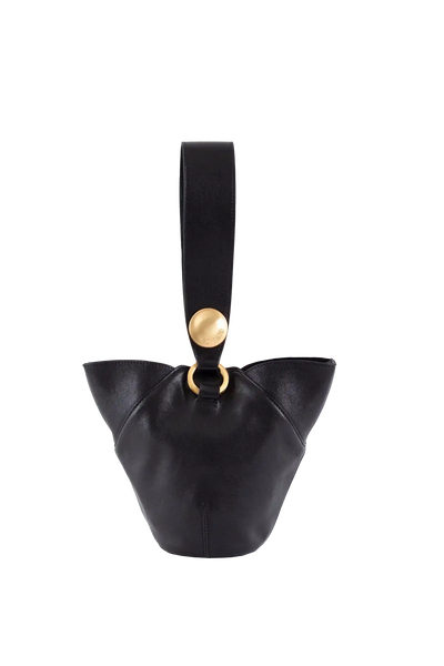Bolsa preta com alça e detalhes dourados, design brasileiro sofisticado e funcional