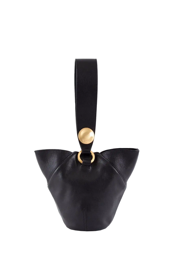 Bolsa preta com alça e detalhes dourados, design brasileiro sofisticado e funcional