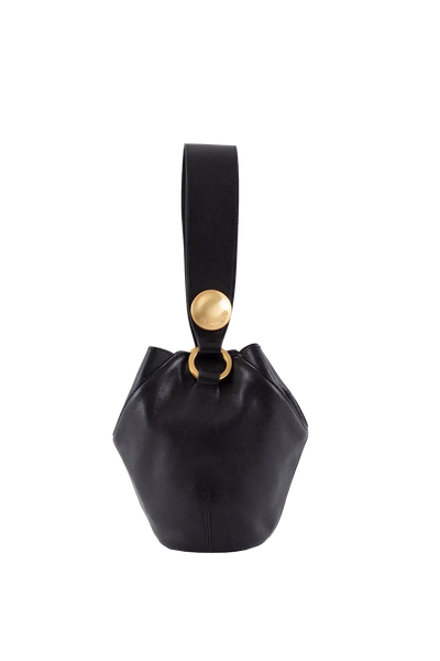 Bolsa preta com alça e detalhes dourados, design brasileiro sofisticado