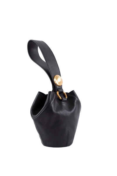 Bolsa preta com alça e detalhes dourados, design brasileiro sofisticado