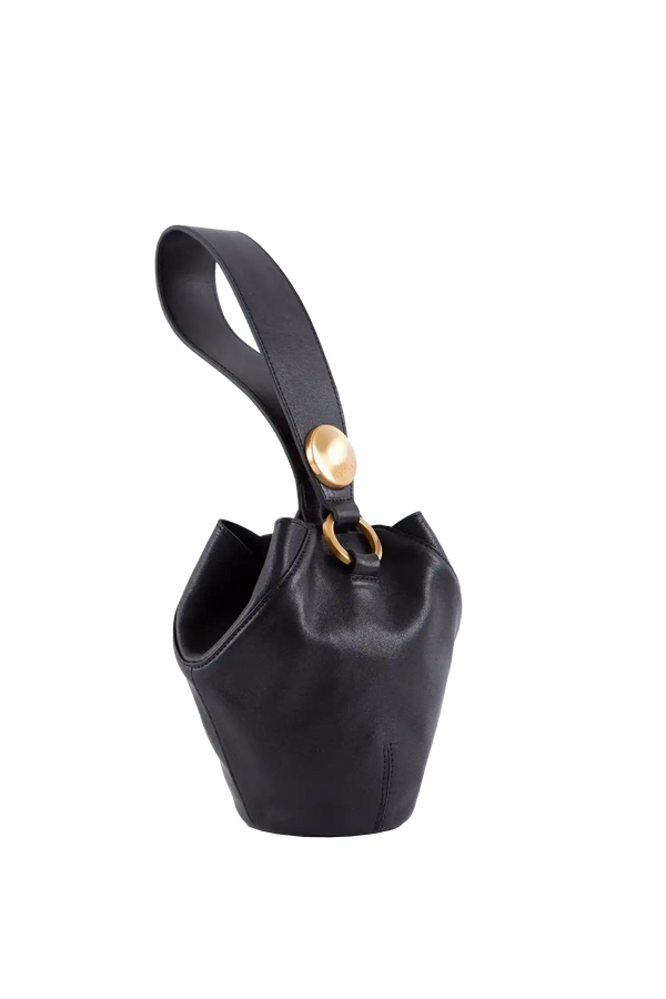 Bolsa preta com alça e detalhes dourados, design brasileiro sofisticado