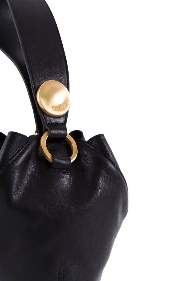 Bolsa preta com detalhes dourados e design sofisticado, ideal para acessórios e uso diário.