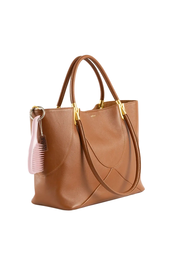 Bolsa de mão em couro legítimo na cor marrom claro com fechamento seguro e alça ajustável confortável, design sofisticado e funcional ideal para o dia a dia.