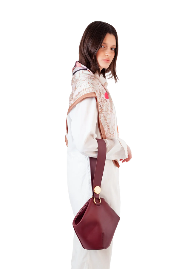 Bolsa em couro legítimo na cor burgundy com fechamento seguro e alça ajustável confortável, design sofisticado e funcional ideal para o dia a dia.