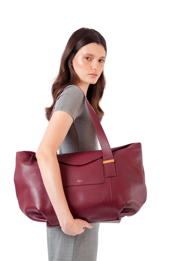 Bolsa de mão em couro legítimo na cor preta com fechamento por zíper e alça de ombro confortável, design sofisticado e funcional ideal para o dia a dia.