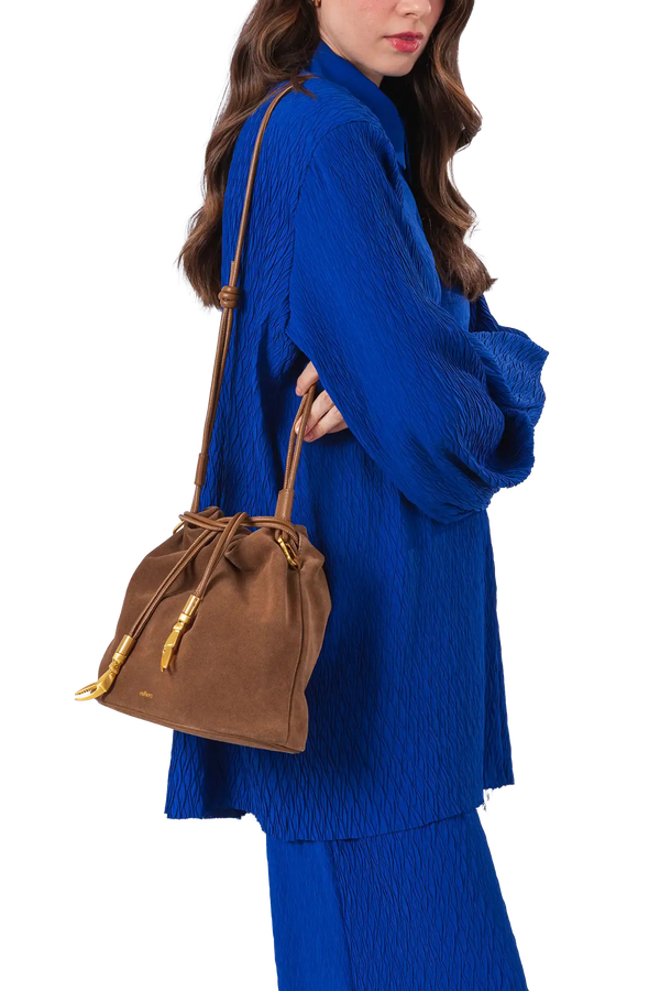 Bolsa tiracolo em camurça na cor com tom elegante com fechamento seguro e alça ajustável confortável, design sofisticado e funcional ideal para o dia a dia.