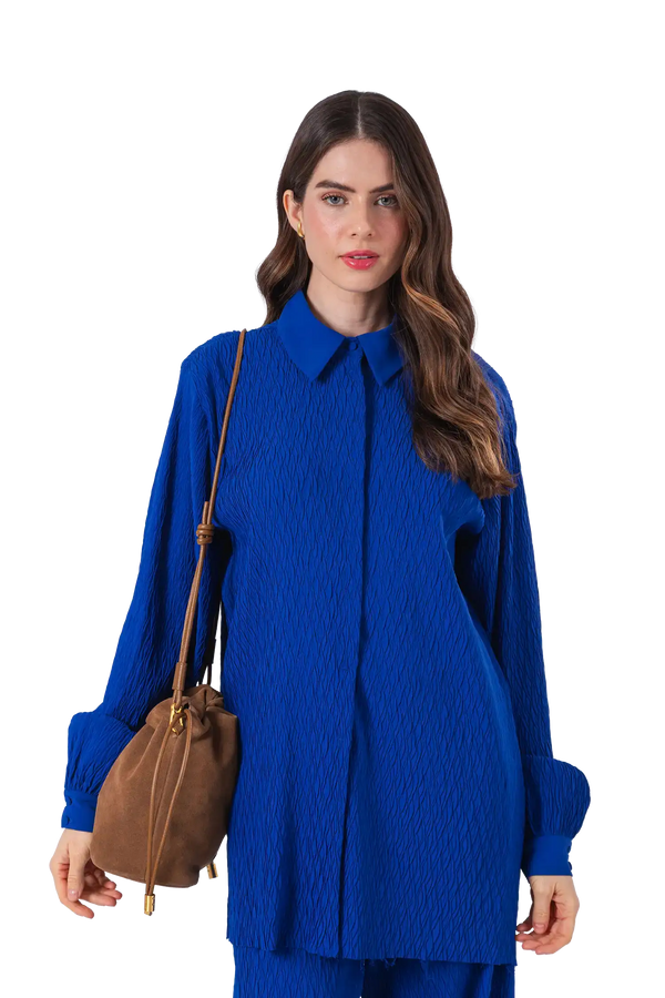 Bolsa tiracolo em camurça na cor com tom elegante com fechamento seguro e alça ajustável confortável, design sofisticado e funcional ideal para o dia a dia.
