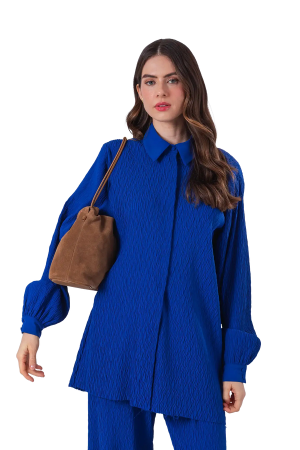 Bolsa tiracolo em camurça na cor com tom elegante com fechamento seguro e alça ajustável confortável, design sofisticado e funcional ideal para o dia a dia.