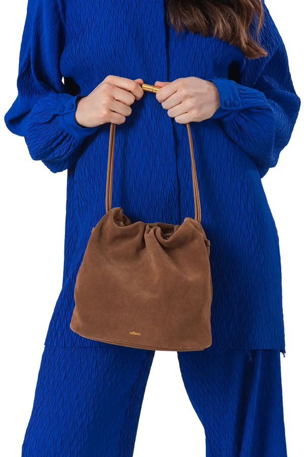 Bolsa tiracolo em camurça na cor com tom elegante com fechamento seguro e alça ajustável confortável, design sofisticado e funcional ideal para o dia a dia.
