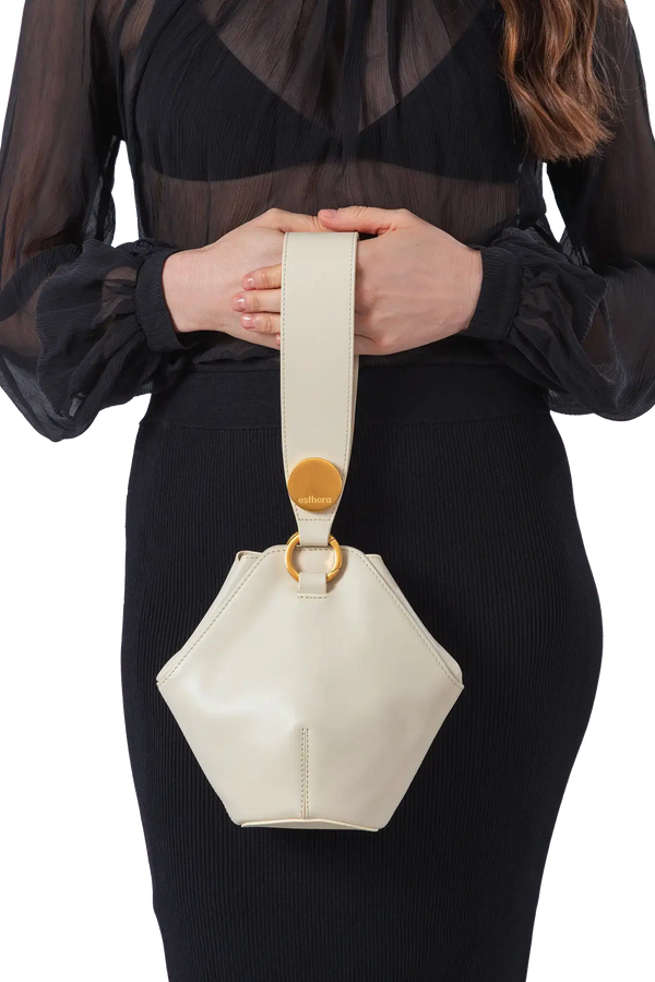 Bolsa de ombro em couro legítimo na cor areia com fechamento seguro e alça ajustável confortável, design sofisticado e funcional ideal para o dia a dia.