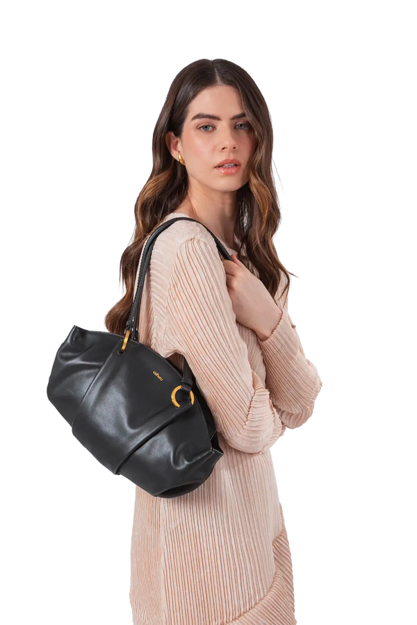 Bolsa baguette em couro legítimo na cor preta com fechamento por zíper e alça de ombro confortável, design sofisticado e funcional ideal para o dia a dia.