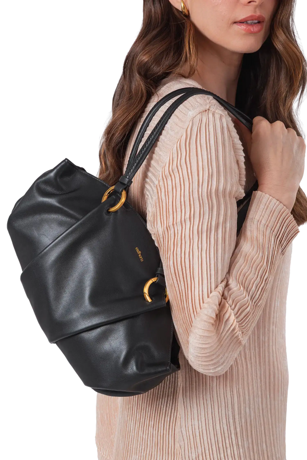 Bolsa baguette em couro legítimo na cor preta com fechamento por zíper e alça de ombro confortável, design sofisticado e funcional ideal para o dia a dia.